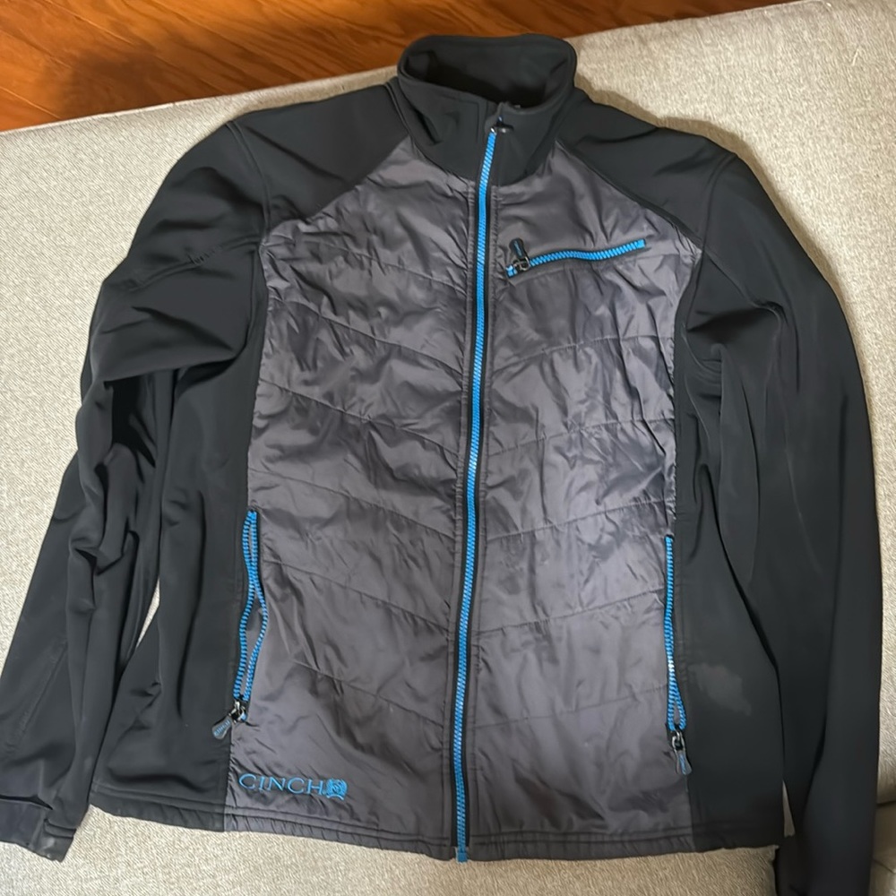 Cinch men’s medium windproof jacket.